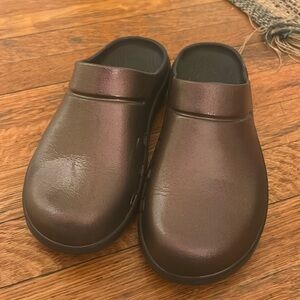 Barely Worn OOFOS Recovery Slides